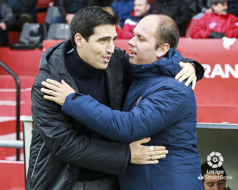 José Alberto abraza a Iraola en Anduva.