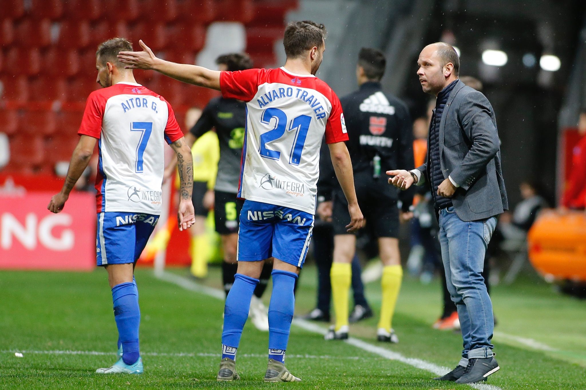 José Alberto dialoga con Traver durante el Sporting-Extremadura.