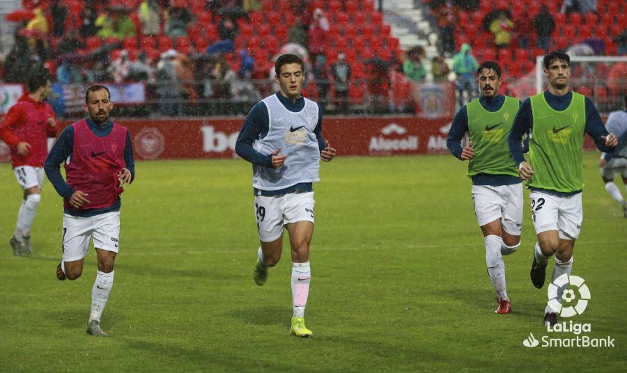 José Gragera, durante el calentamiento previo al encuentro ante el Mirandés.