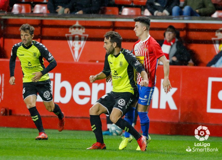  Manu García presiona a un rival durante el Sporting-Tenerife.