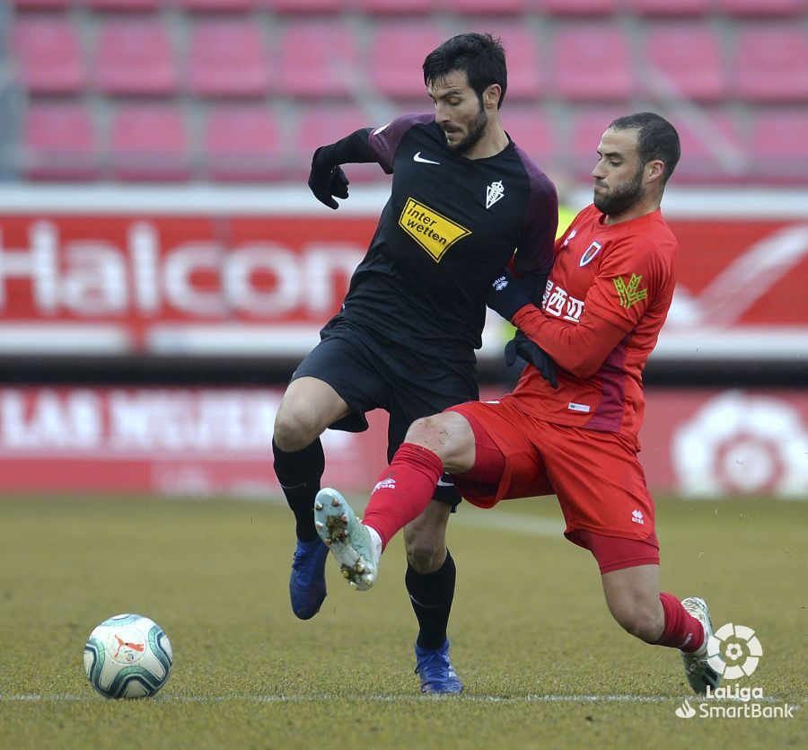 Marc Valiente intenta quitarle el esférico a un rival.