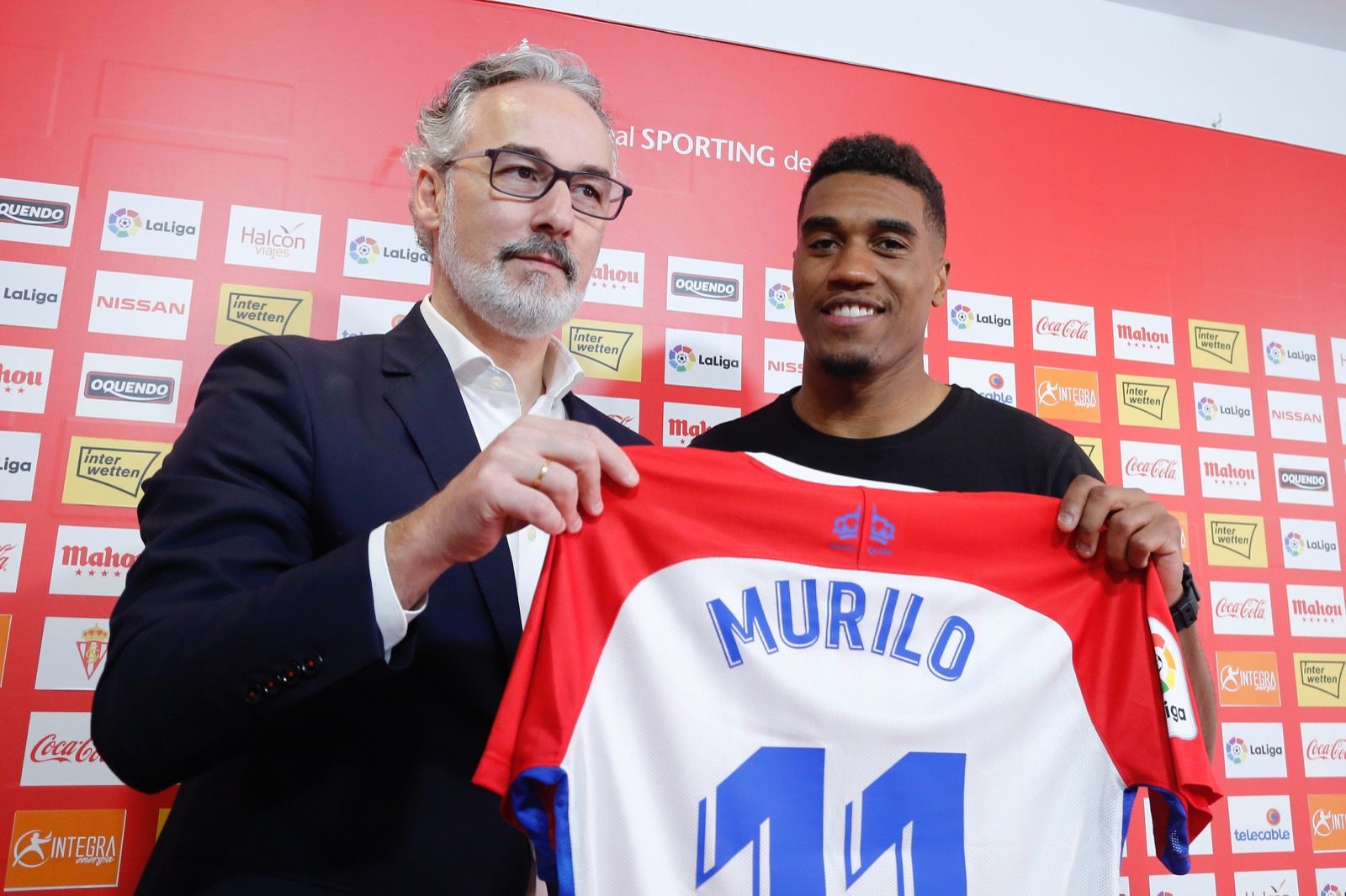  Miguel Torrecilla y Murilo de Souza sostienen la camiseta del Sporting en la presentación del brasileño.