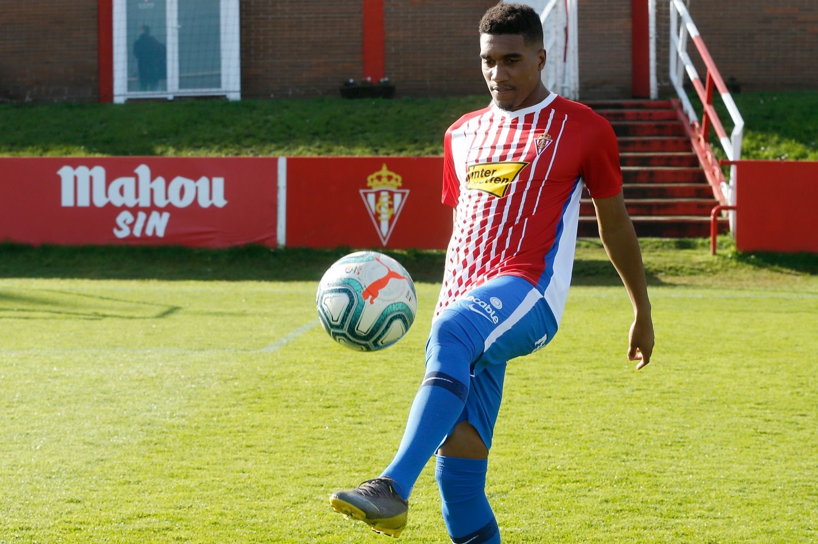 Murilo toca el balón en su presentación con el Sporting.