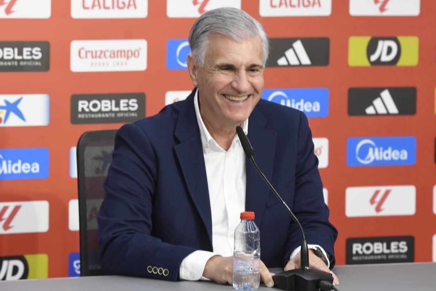  Antonio Cordón, en la presentación de Suazo.