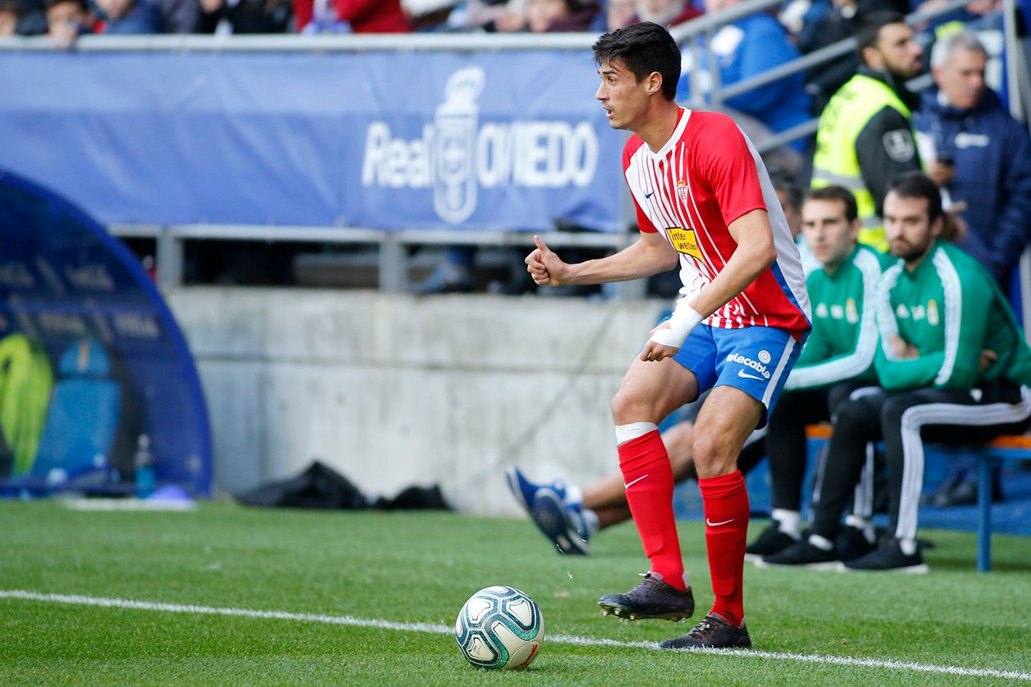  Pablo Pérez con el balón durante el derbi entre el Sporting y el Oviedo.