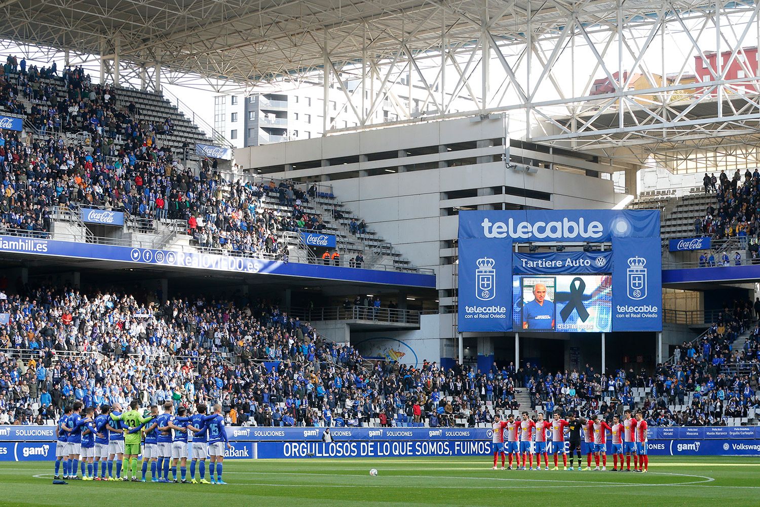 Real Oviedo y Sporting de Gijón se enfrentan en el derbi asturiano en el Carlos Tartiere.