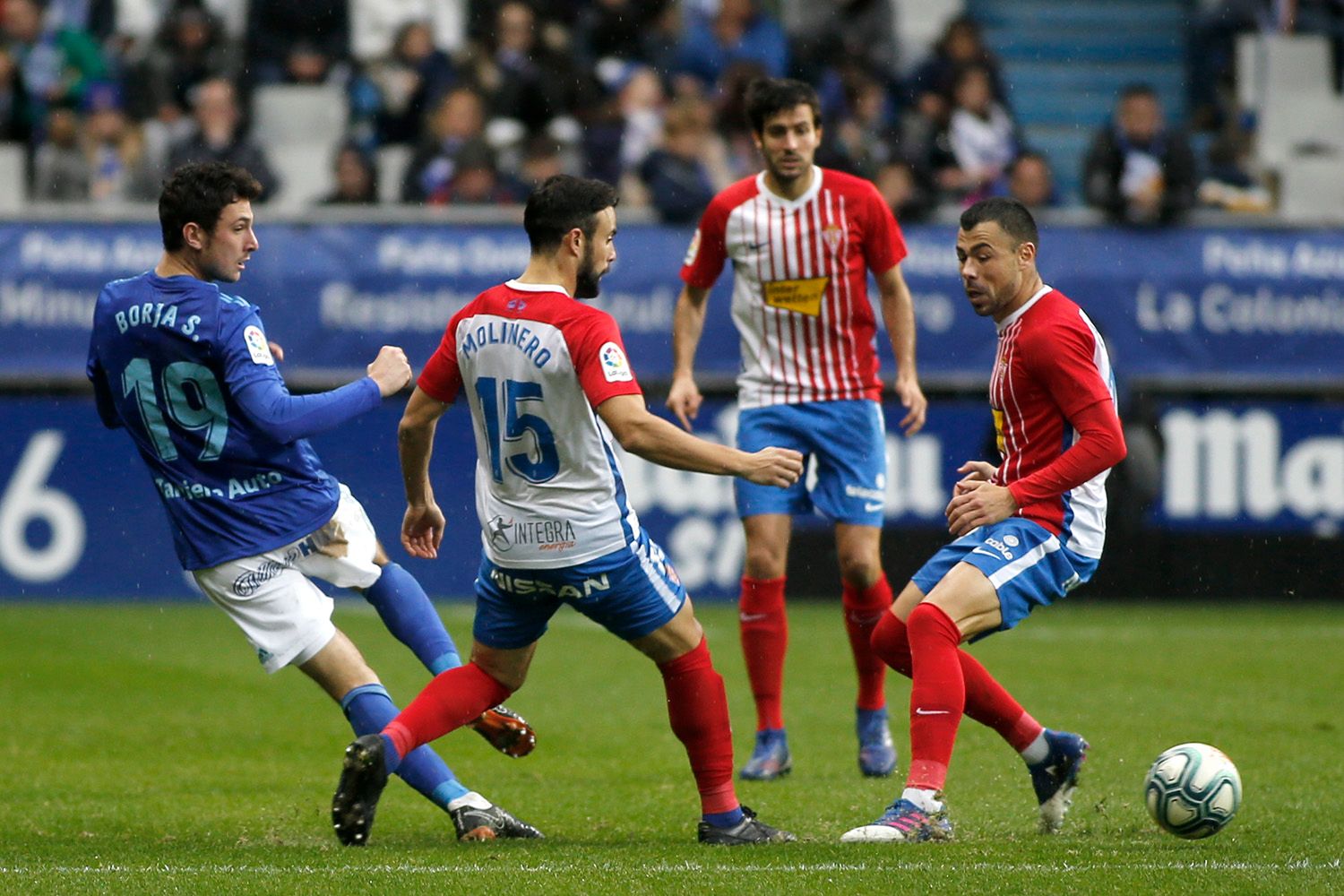 Jugada en el derbi asturiano en el Carlos Tartiere entre el Sporting de Gijón y el Real Oviedo.