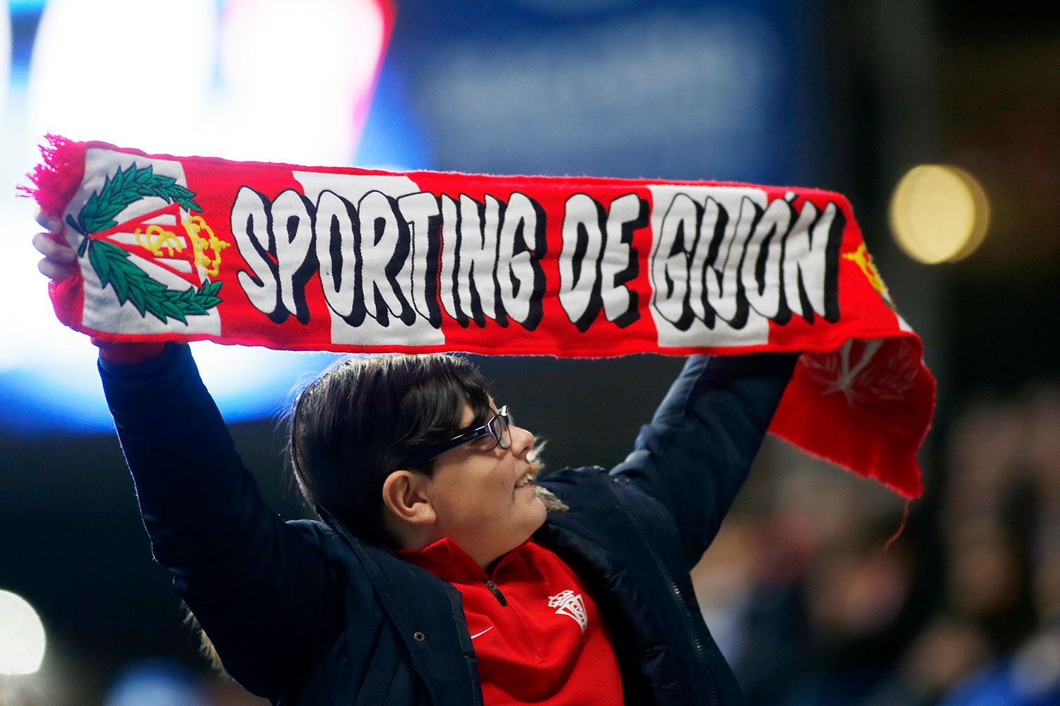 Aficionado del Sporting de Gijón en El Carlos Tartiere durante el derbi asturiano .