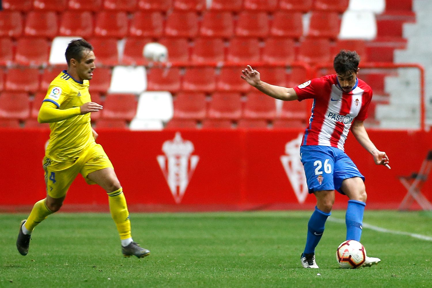  Cordero saca el balón ante la presión de Correa.
