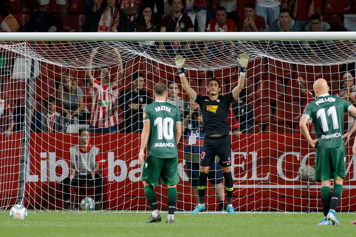  Aketxe dispuesto a lanzar su penalti a Mariño.