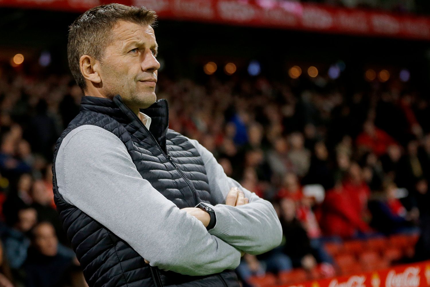  Djukic observa a su equipo con los brazos cruzados.