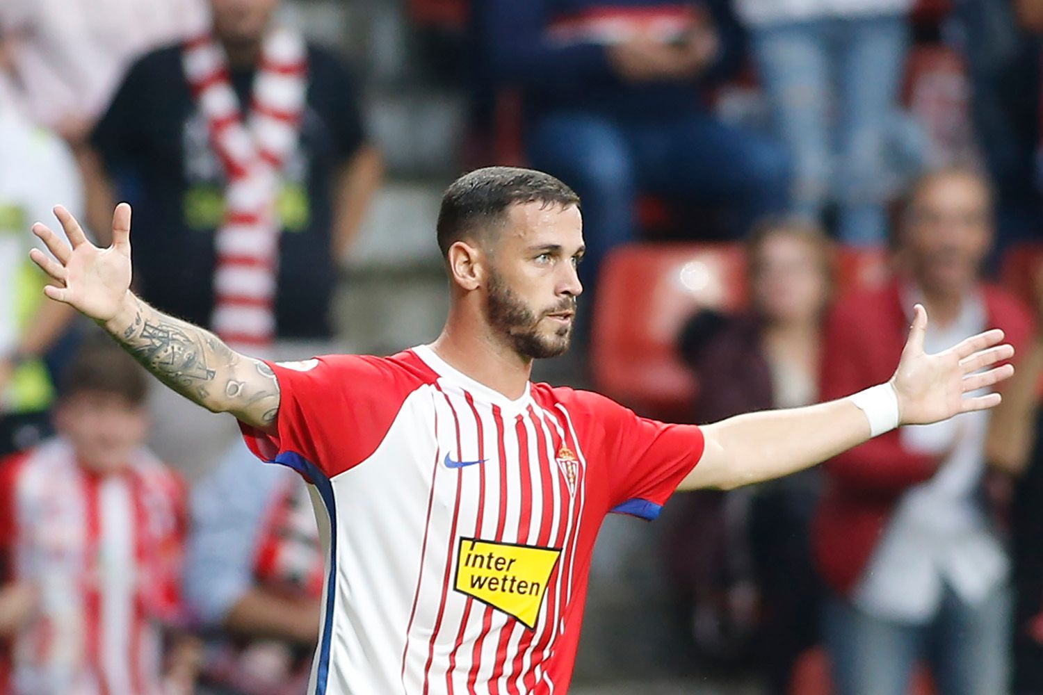  Álvaro Vázquez celebra su gol ante el Zaragoza.