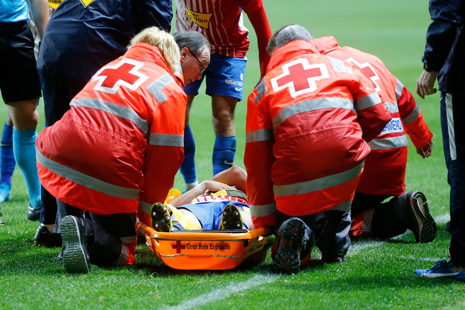  Manu García se retira del verde en camilla.
