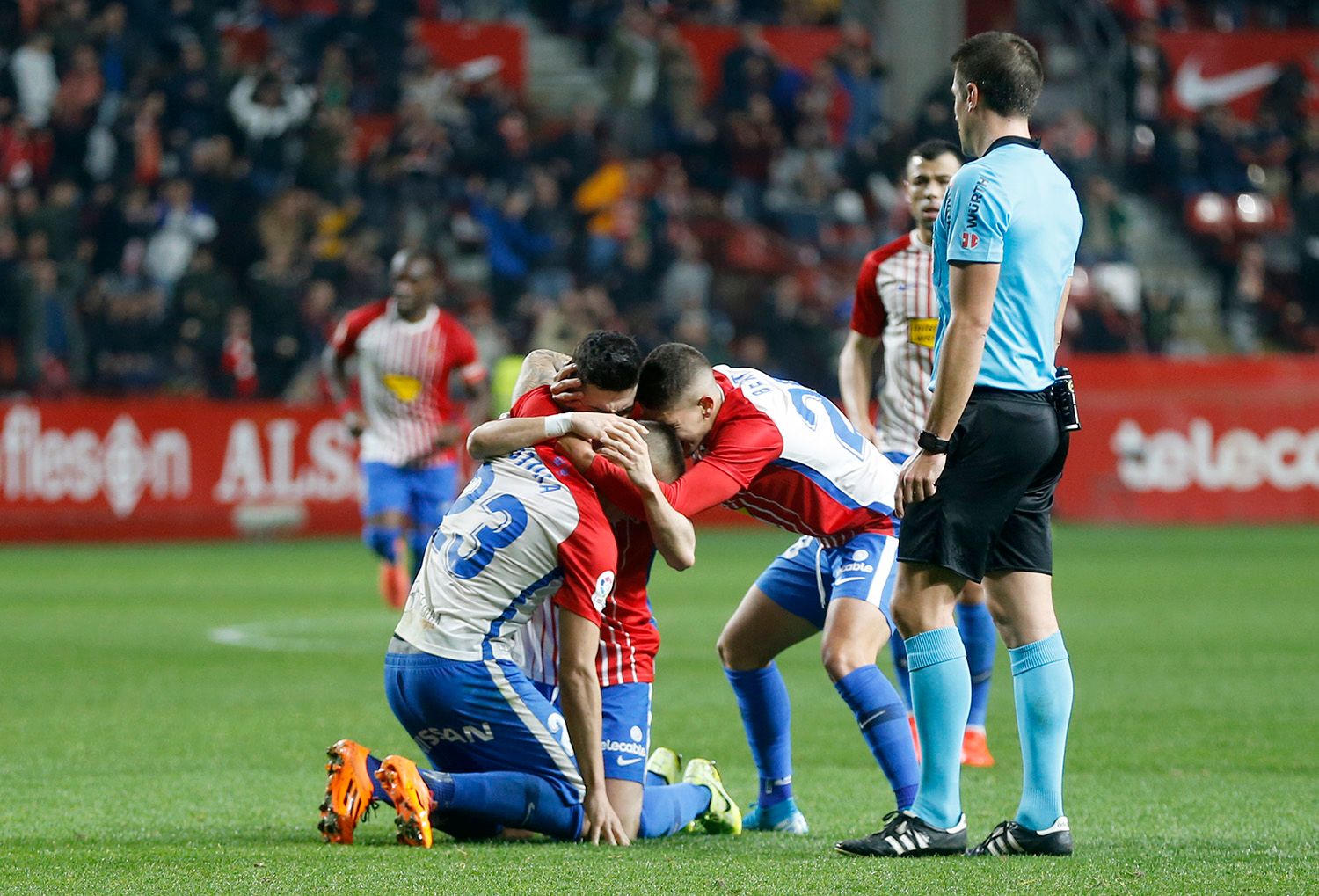  Los jugadores del Sporting celebran el gol ante la Ponferradina en El Molinón.
