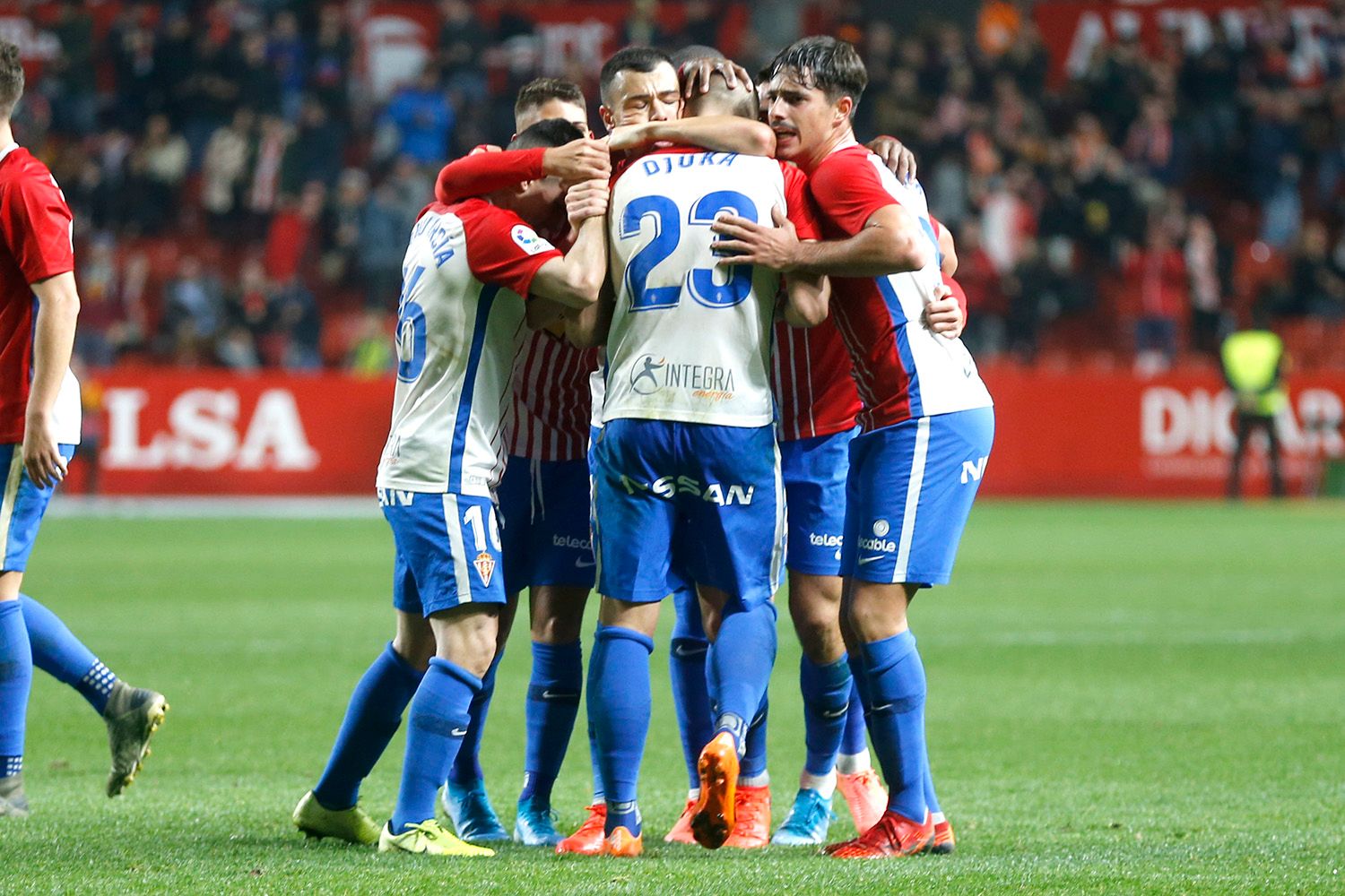  Los jugadores del Sporting abrazados durante el partido contra la SD Ponferradina.
