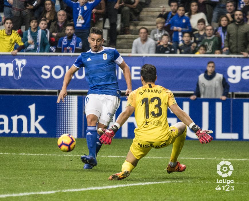  Saúl Berjón intenta superar a Diego Mariño en el Real Oviedo-Sporting.
