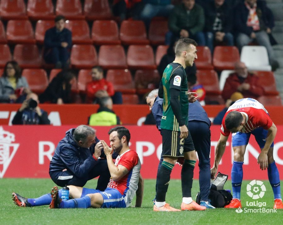  Molinero, sobre el verde de El Molinón con un chichón en la cabeza. 