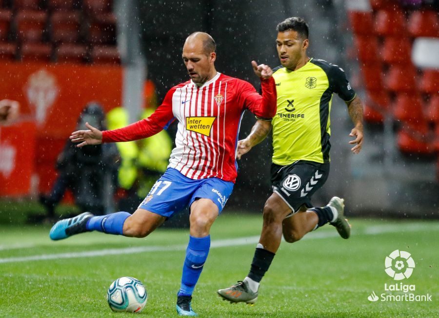  Unai Medina controla el balón durante un encuentro del Sporting de Gijón esta temporada.