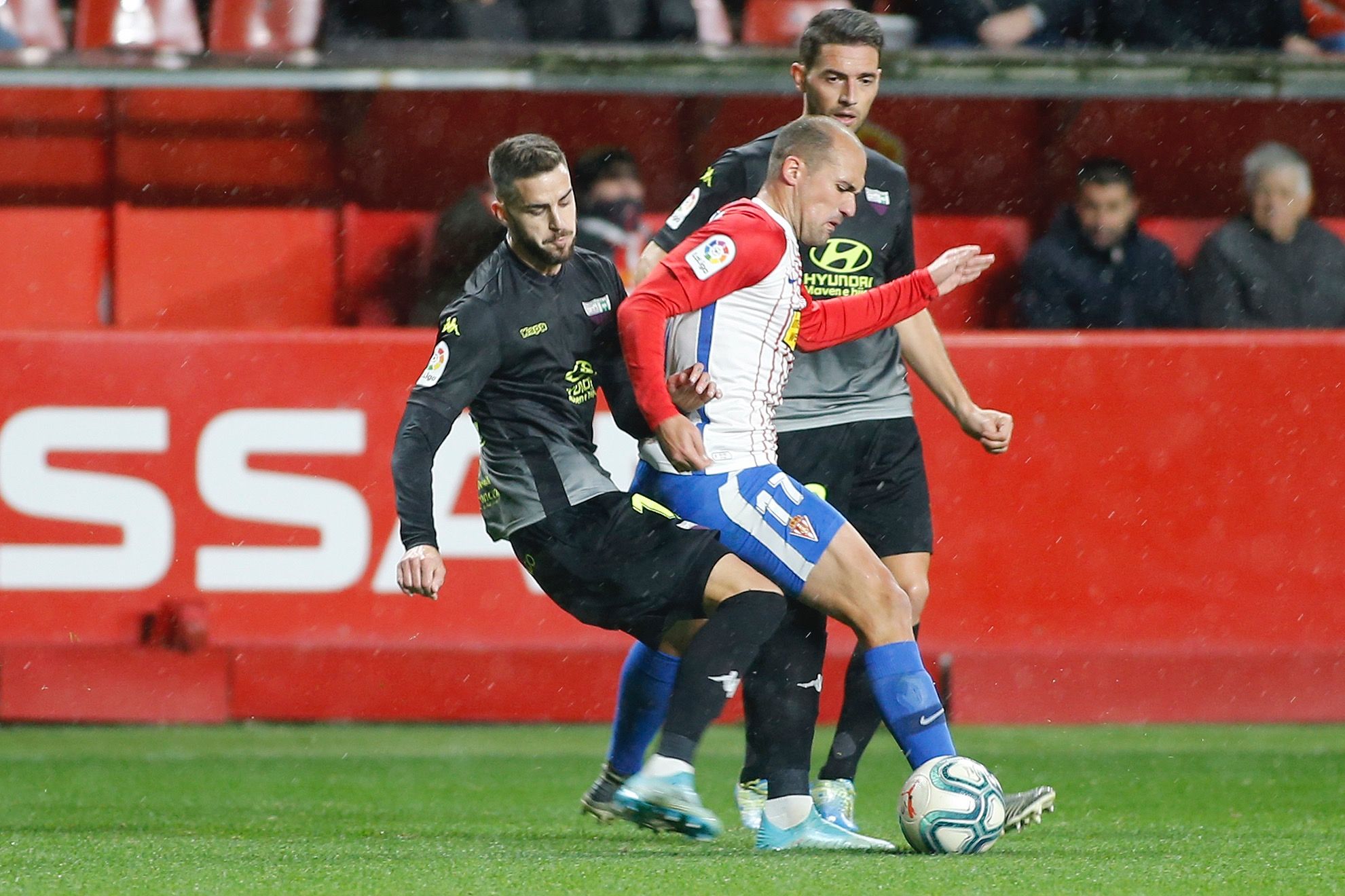  Unai Medina, durante el Sporting-Extremadura.