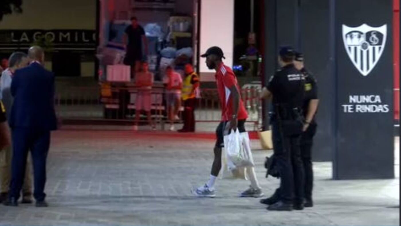 Lukebakio, cojeandoy con un vendaje tras salir del Sánchez-Pizjuán.