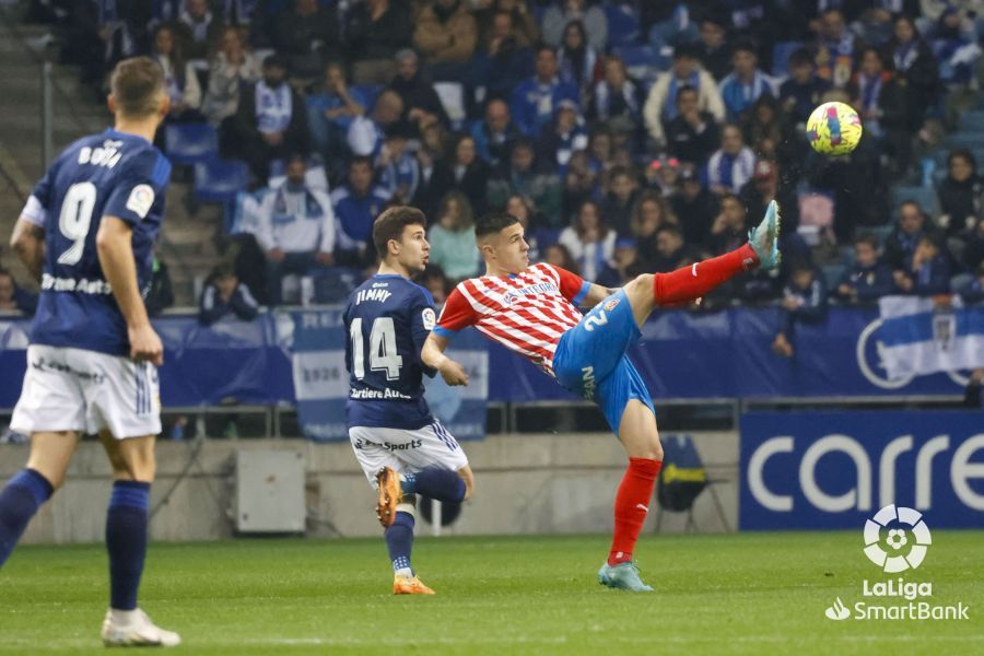  Djuka, ante Jimmy en el derbi Real Oviedo-Sporting.