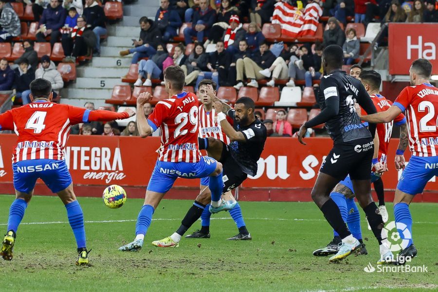  Jordi Pola ante el Málaga en El Molinón.