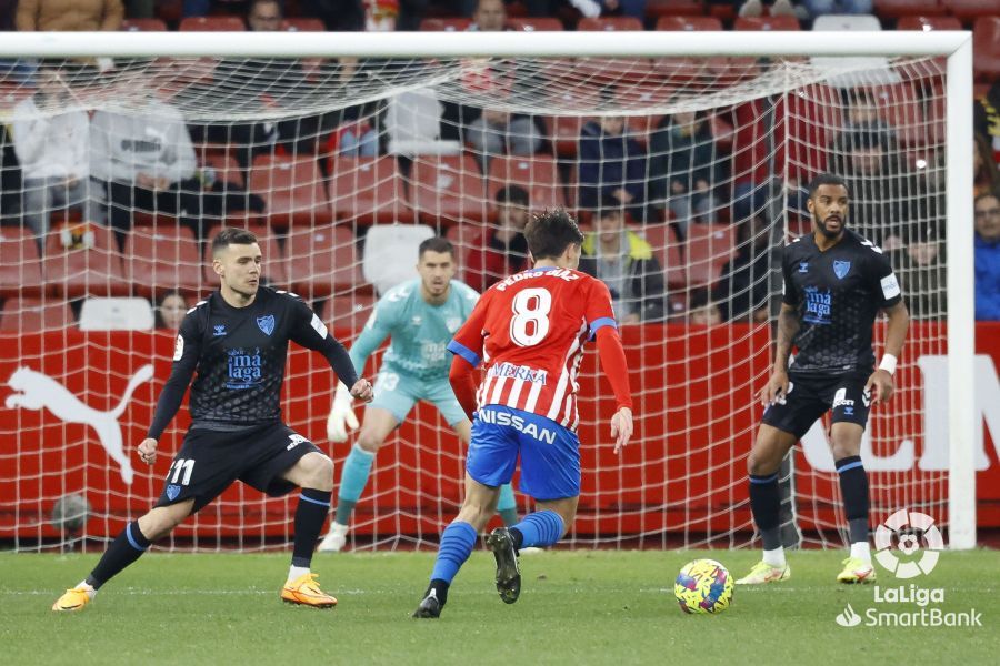  Pedro Díaz ante el Málaga en El Molinón.