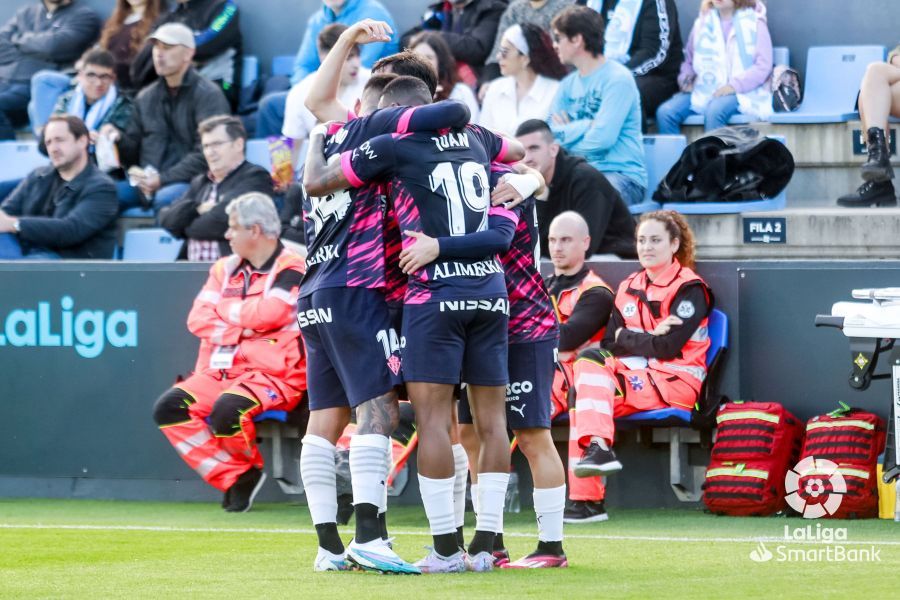 El Sporting celebra un gol al Ibiza.