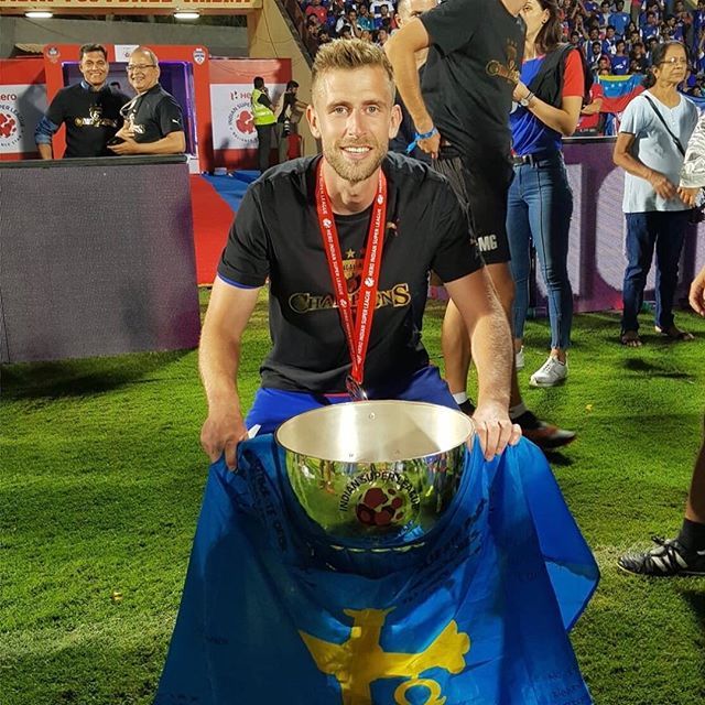 Álex Barrera posa con la Copa de Campeón de la Indian Super League..