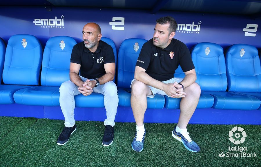  Abelardo en el banquillo de El Toralín antes del Ponferradina-Sporting.