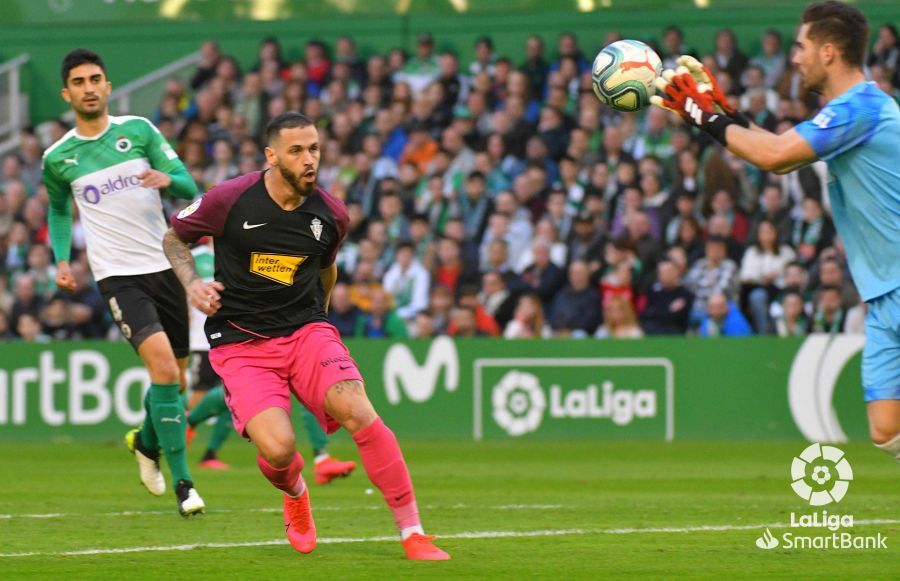  Álvaro Vázquez presiona a Luca Zidane en el Racing-Sporting.