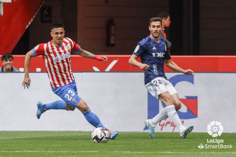  Djuka conduce ante Dani Calvo en el derbi Sporting - Oviedo.