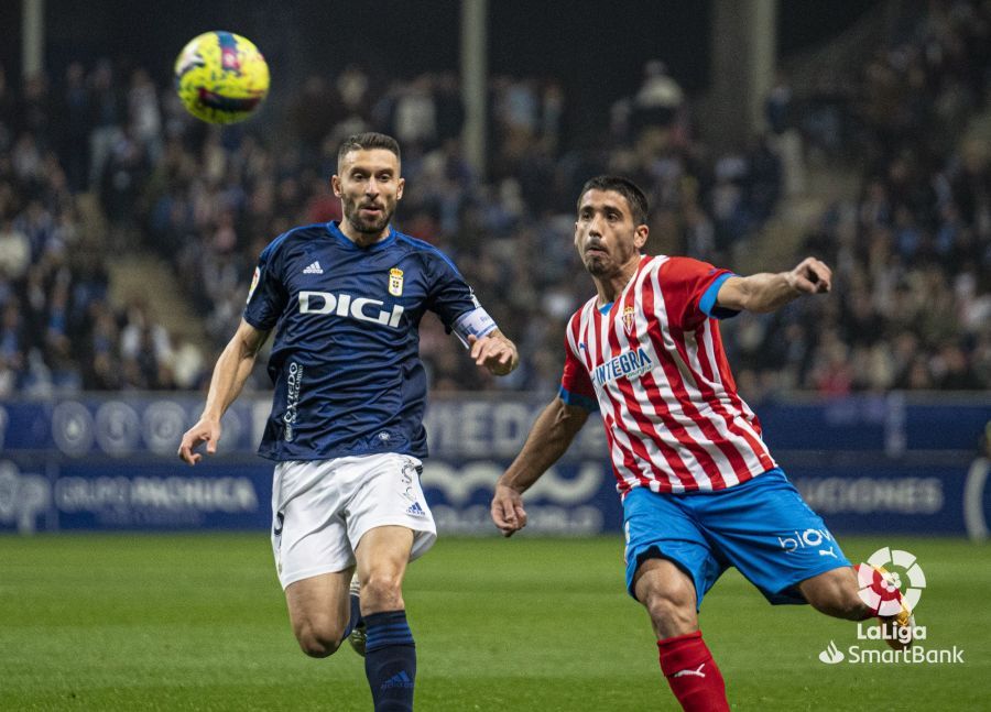  Borja Bastón y Cote pugnan en el derbi Real Oviedo-Sporting.
