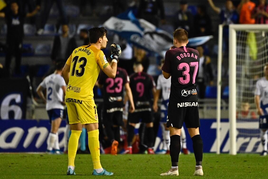 Diego Mariño charla con Bogdan ante el Tenerife.