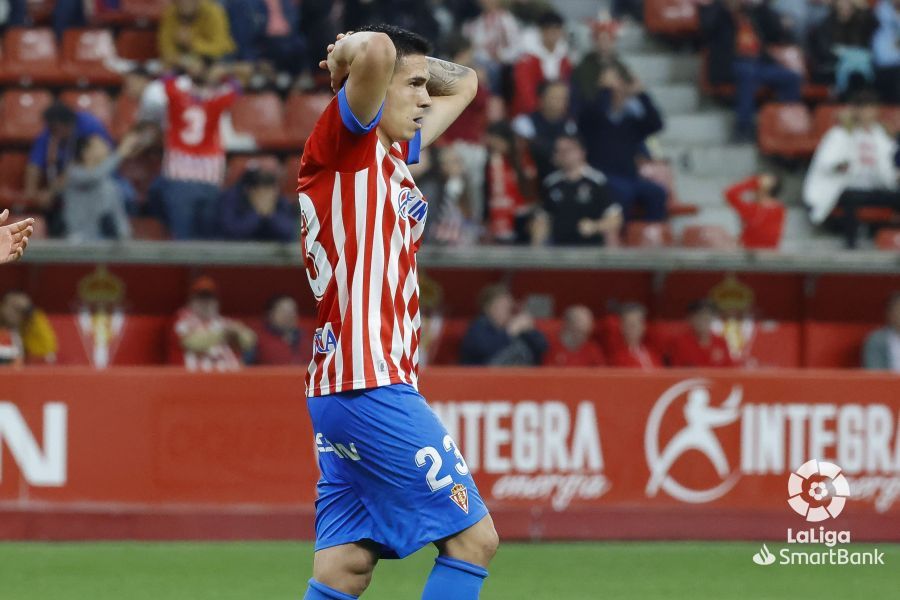 Djuka se lamenta tras una ocasión fallida.