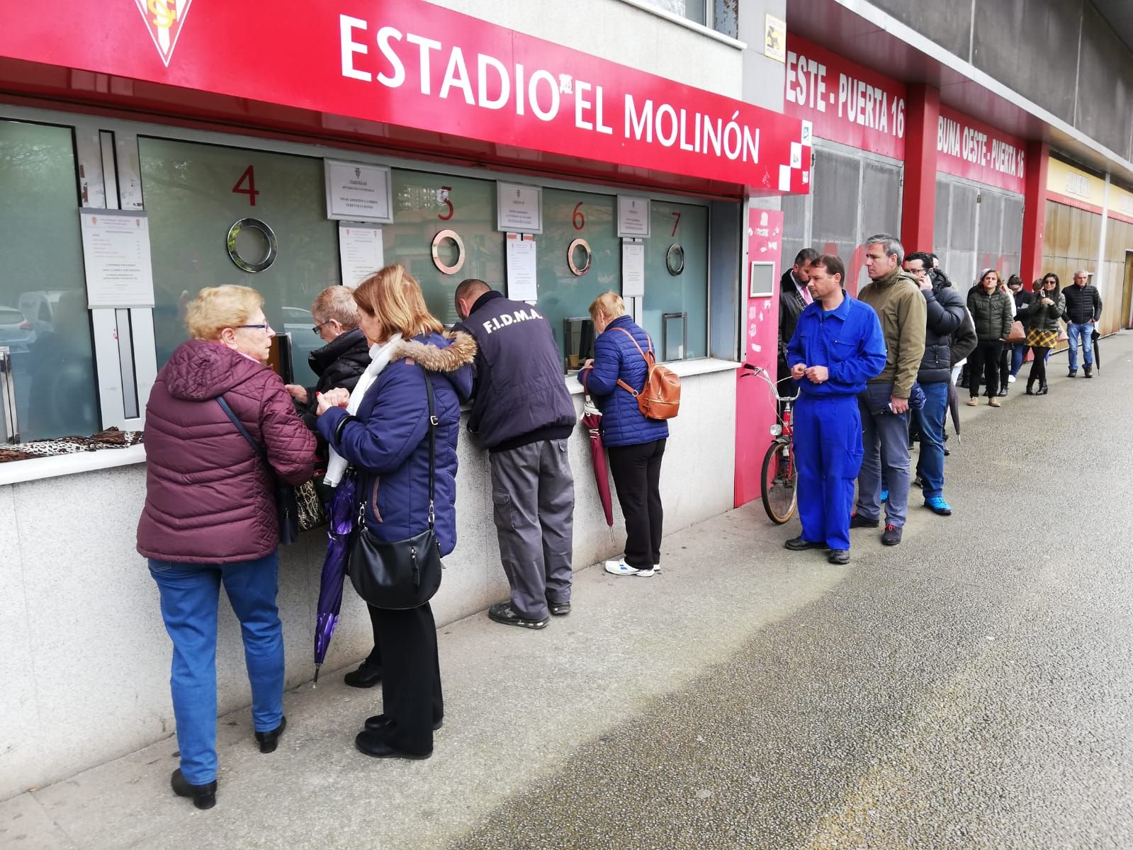 Aficionados recogiendo entradas en las taquillas de El Molinón.