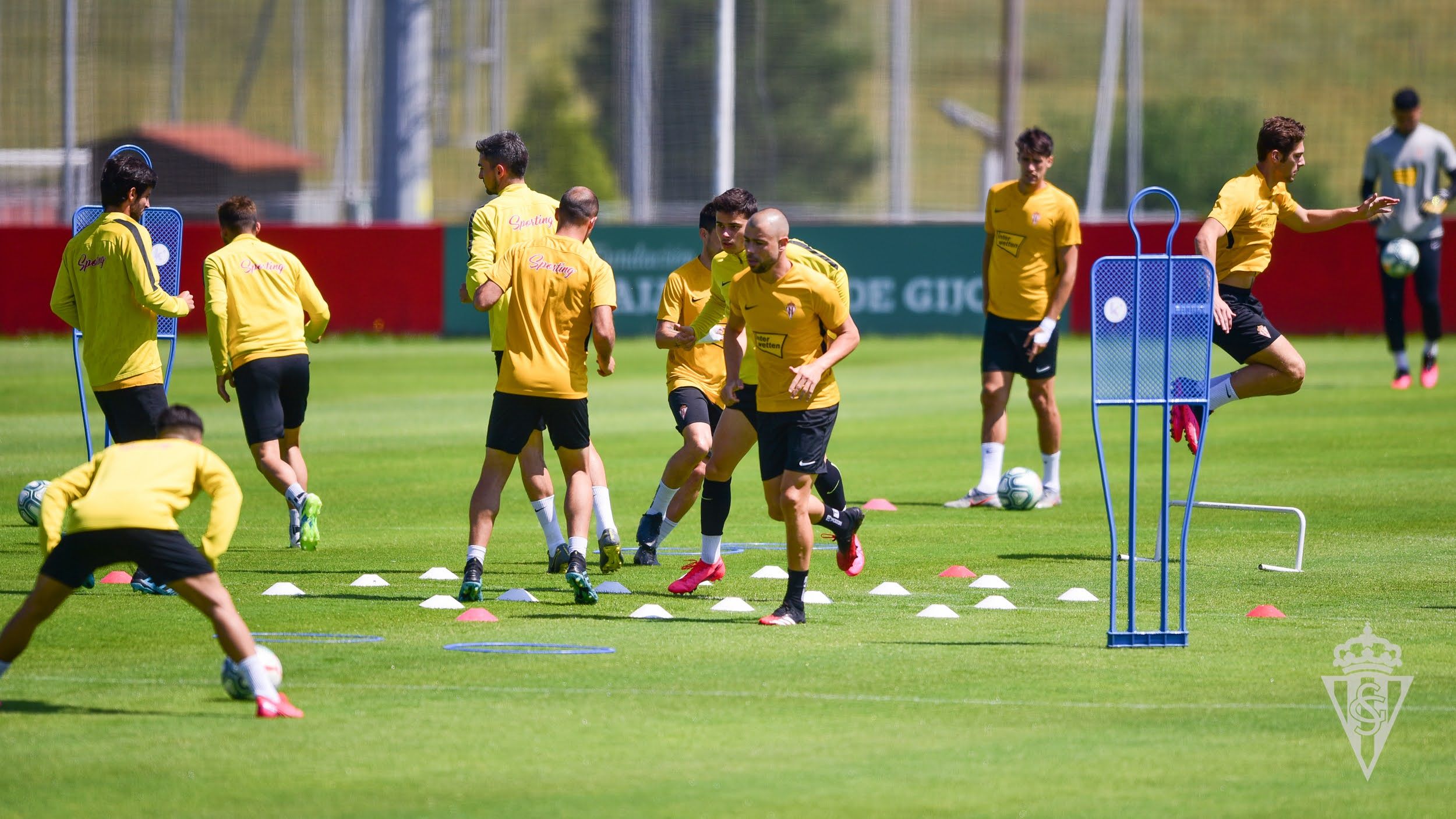  Los jugadores del Sporting se entrenan tras el derbi ante el Oviedo.
