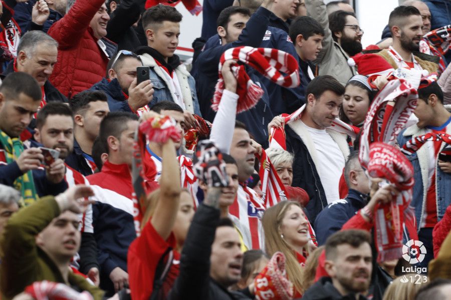 La afición del Sporting, muy presente en las gradas del Anxo Carro.