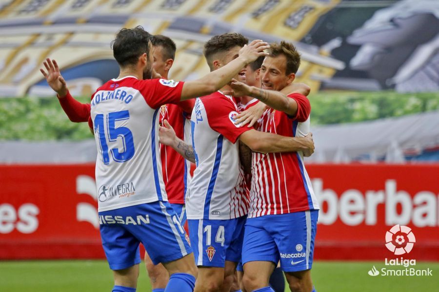  Los jugadores del Sporting celebran el gol de Aitor.