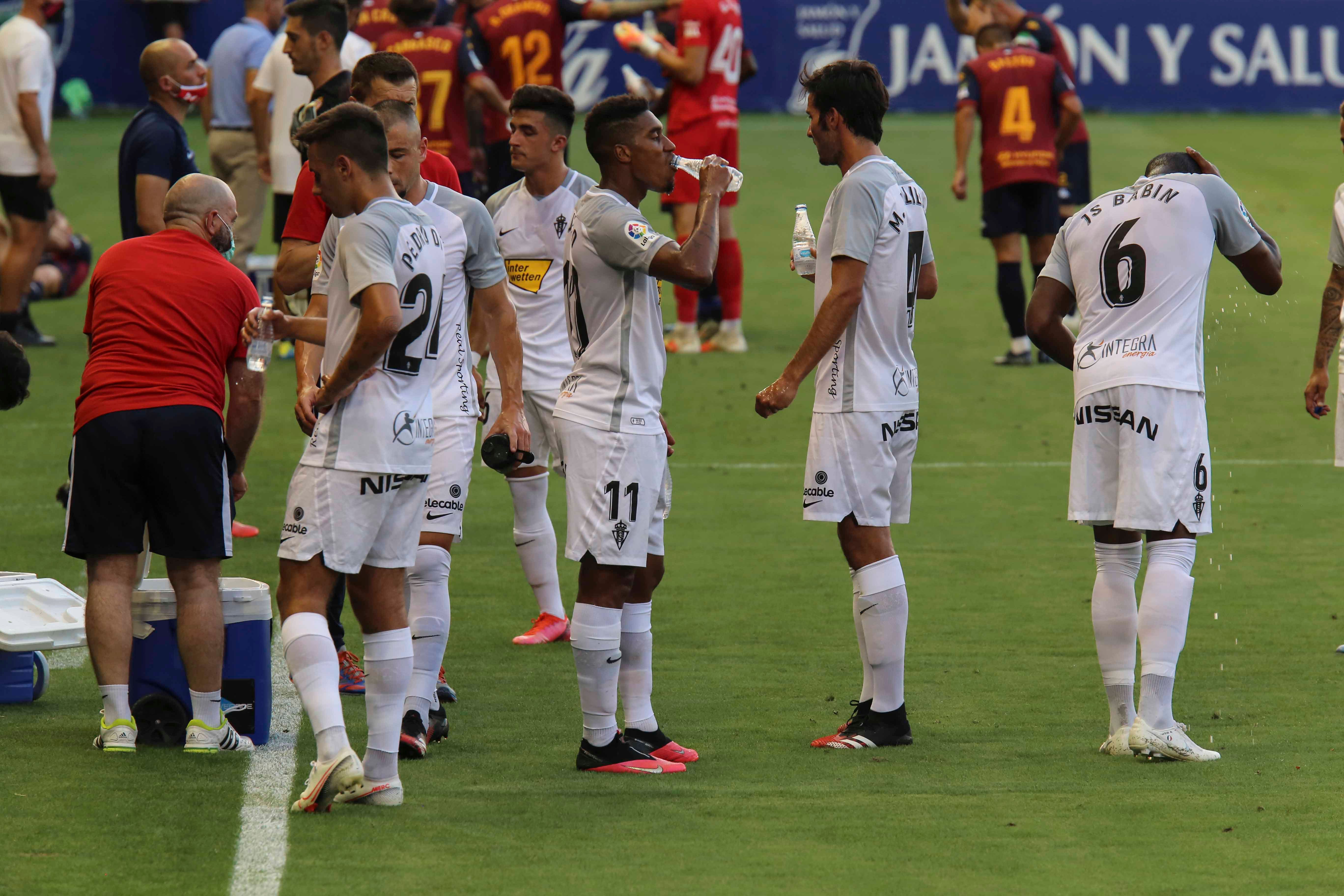 Los jugadores del Sporting, durante la pausa para la hidratación.