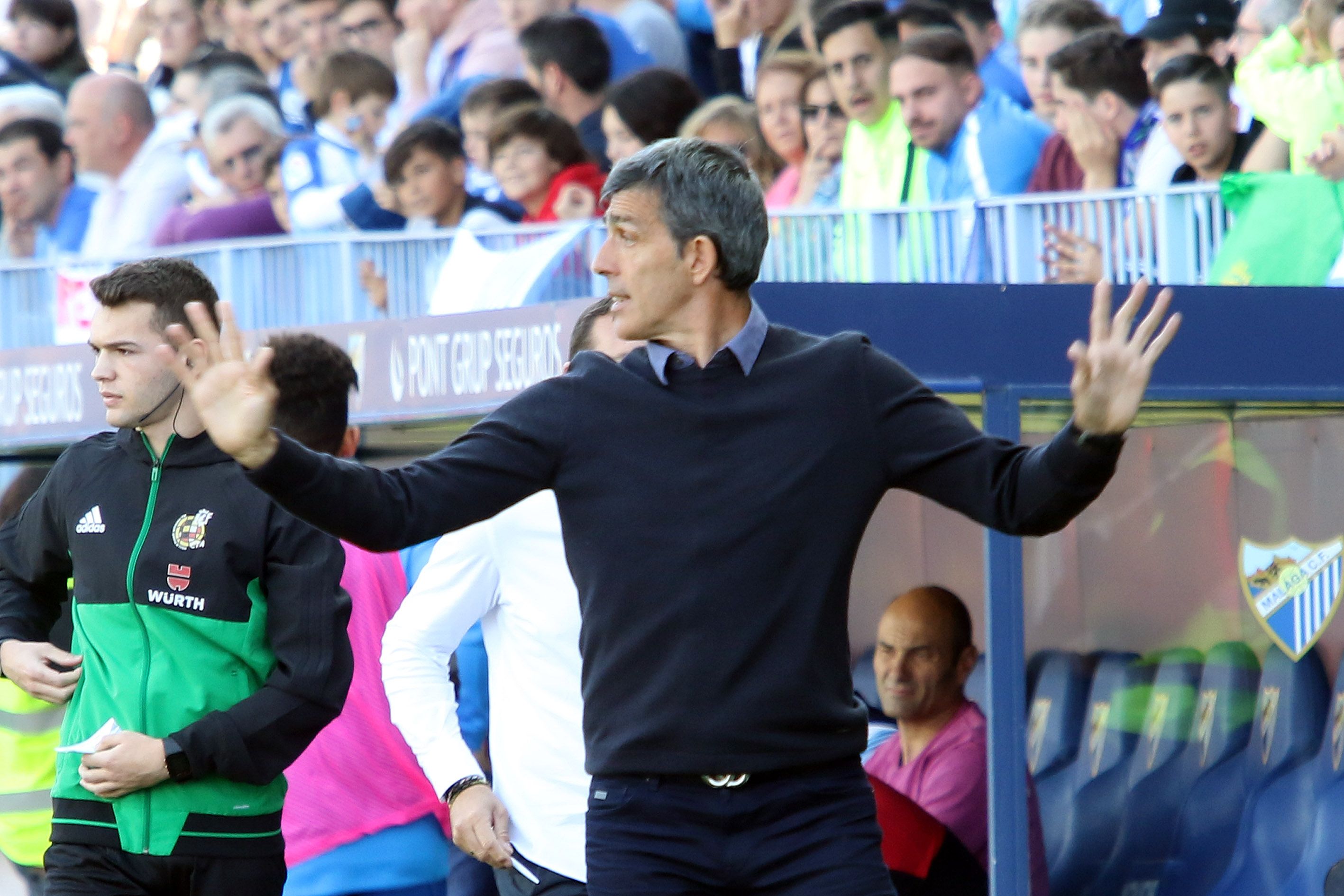  Muñiz, dando órdenes durante el Málaga-Extremadura (Foto: Paco Rodríguez.