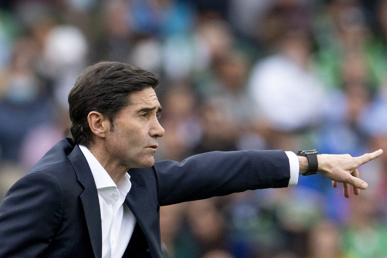  Marcelino apunta con el dedo ante el Betis en el Villamarín.