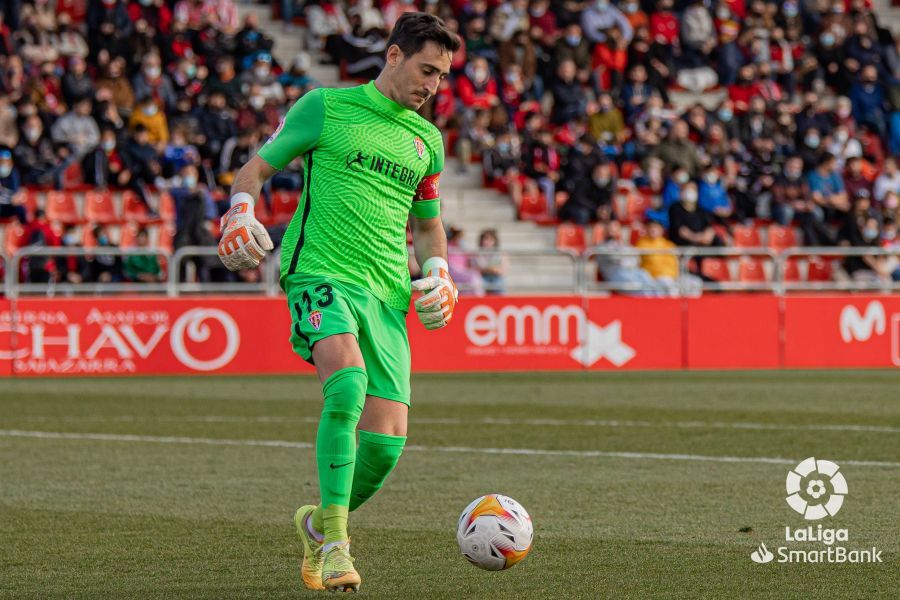  Mariño controla el esférico.