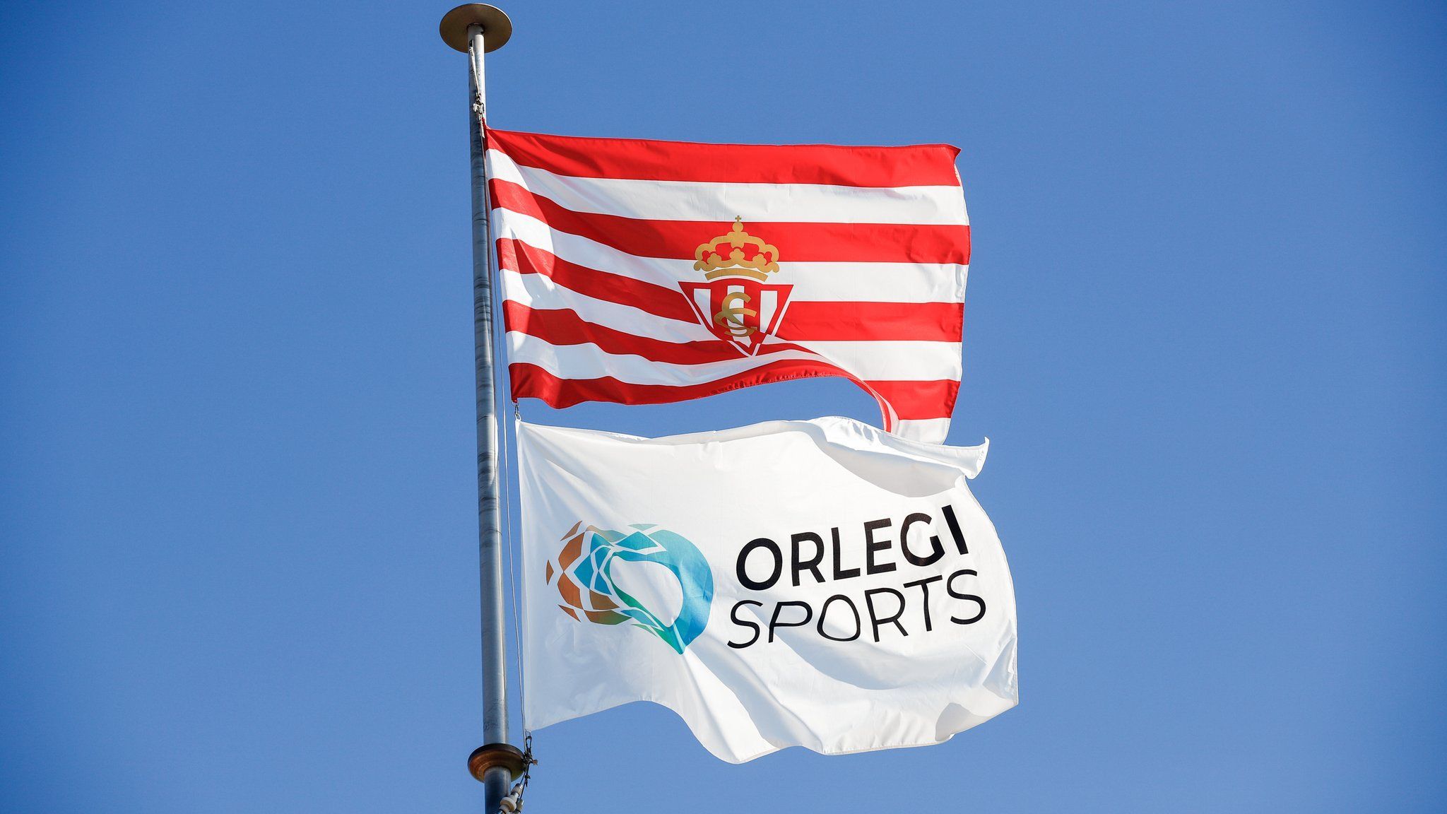  Mástil de Mareo con las banderas del club y del Grupo Orlegi.