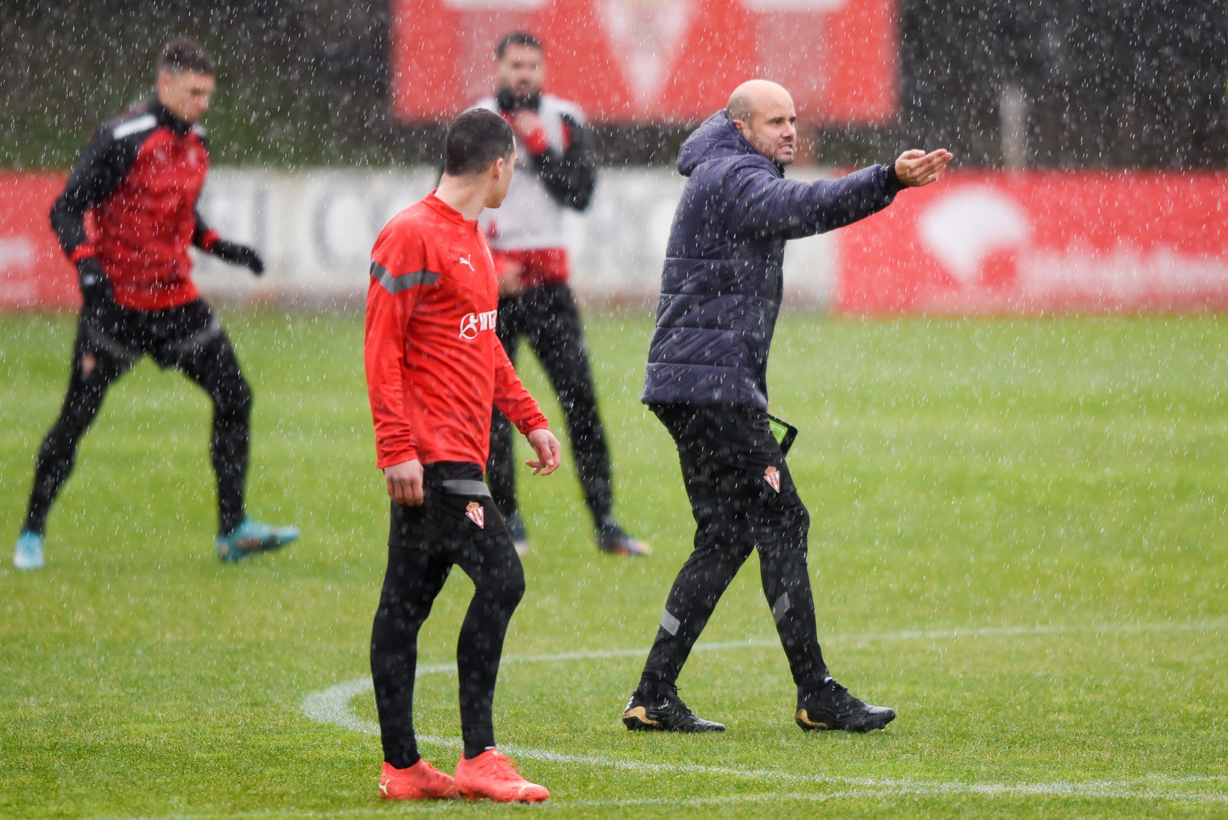 Míguel Ángel Ramírez da instrucciones en su primer entrenamiento en el Sporting.