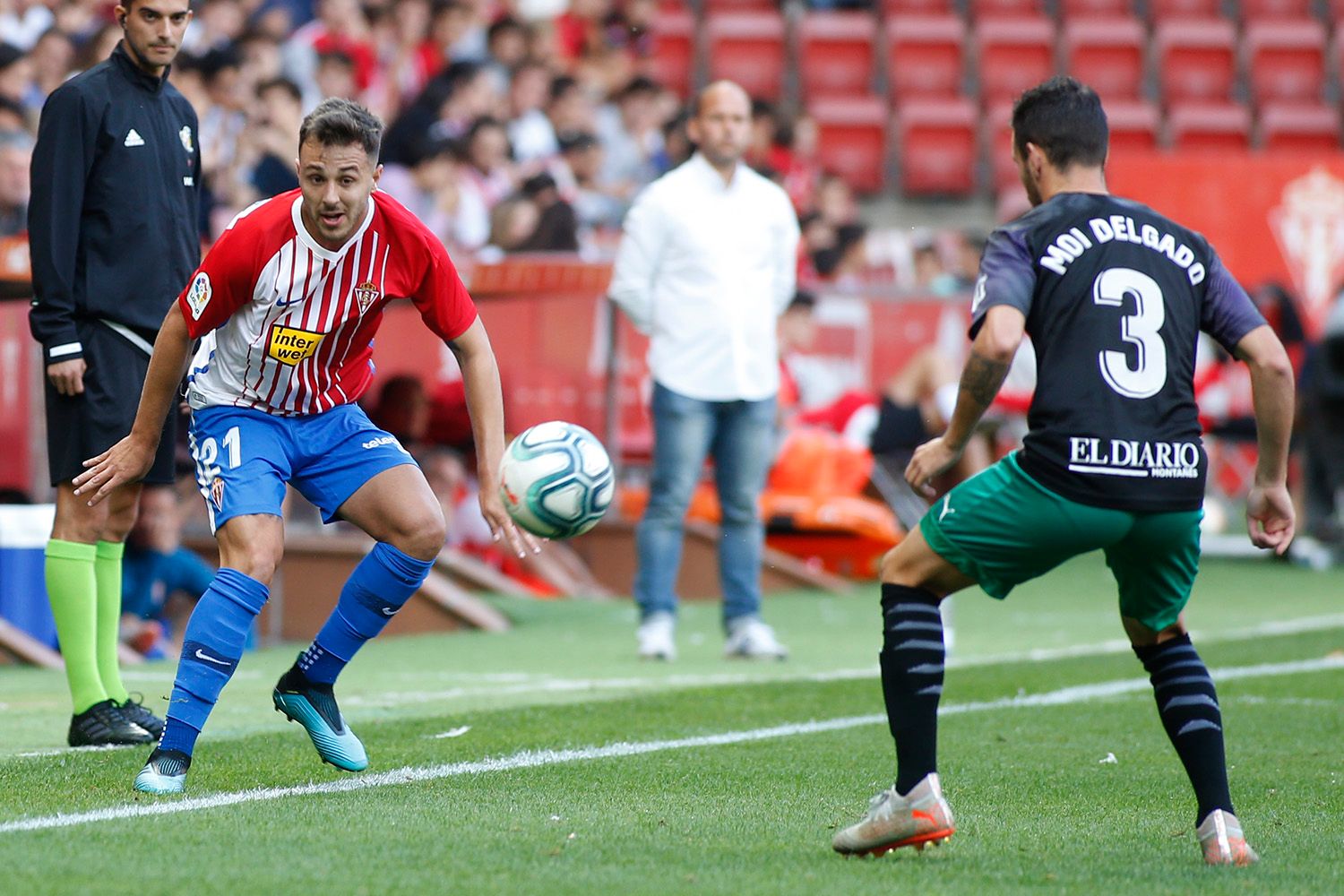  Álvaro Traver, durante el Sporting-Racing en El Molinón.