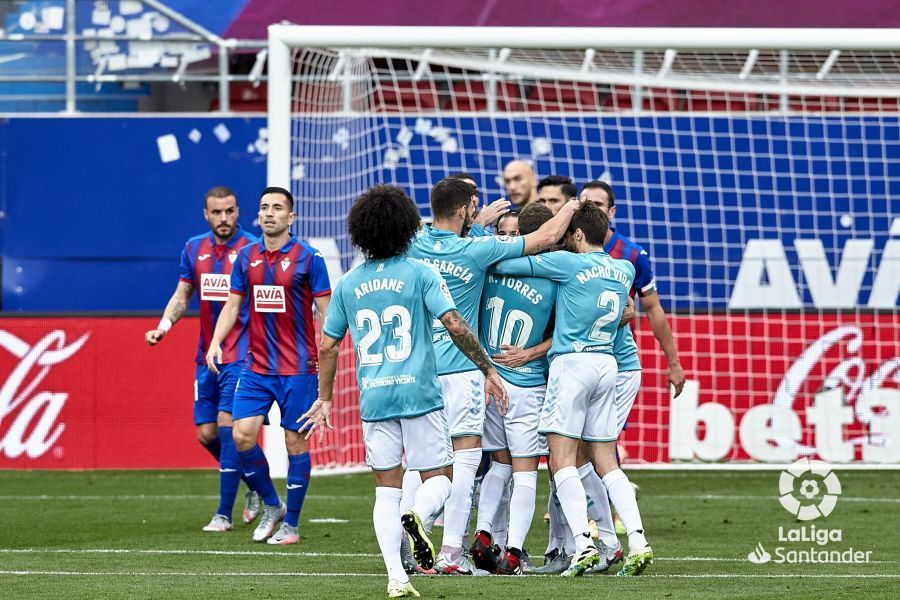  Los jugadores del Osasuna celebran uno de los goles ante el Éibar.