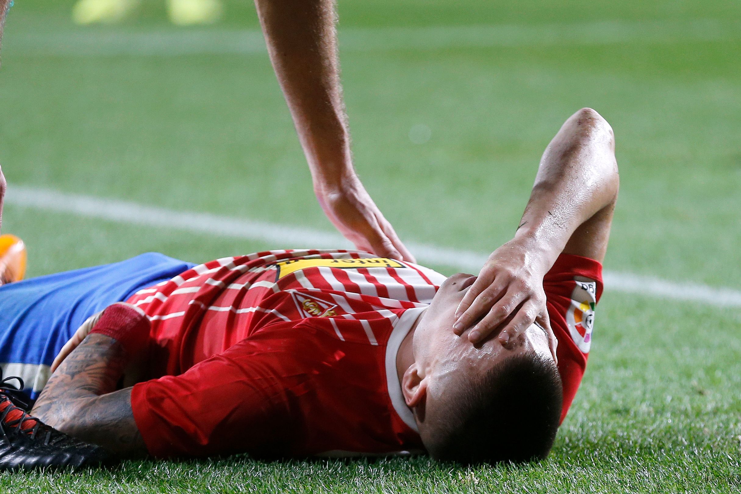  Djurdjevic se duele tras una falta recibida.