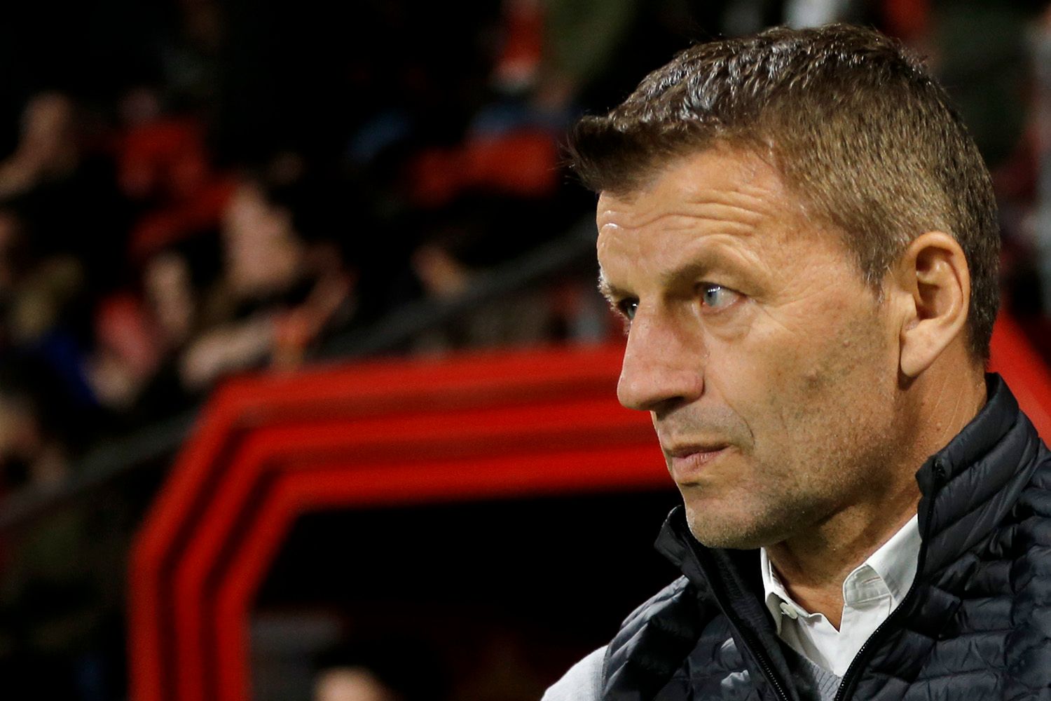  Djukic mira atentamente a sus jugadores.