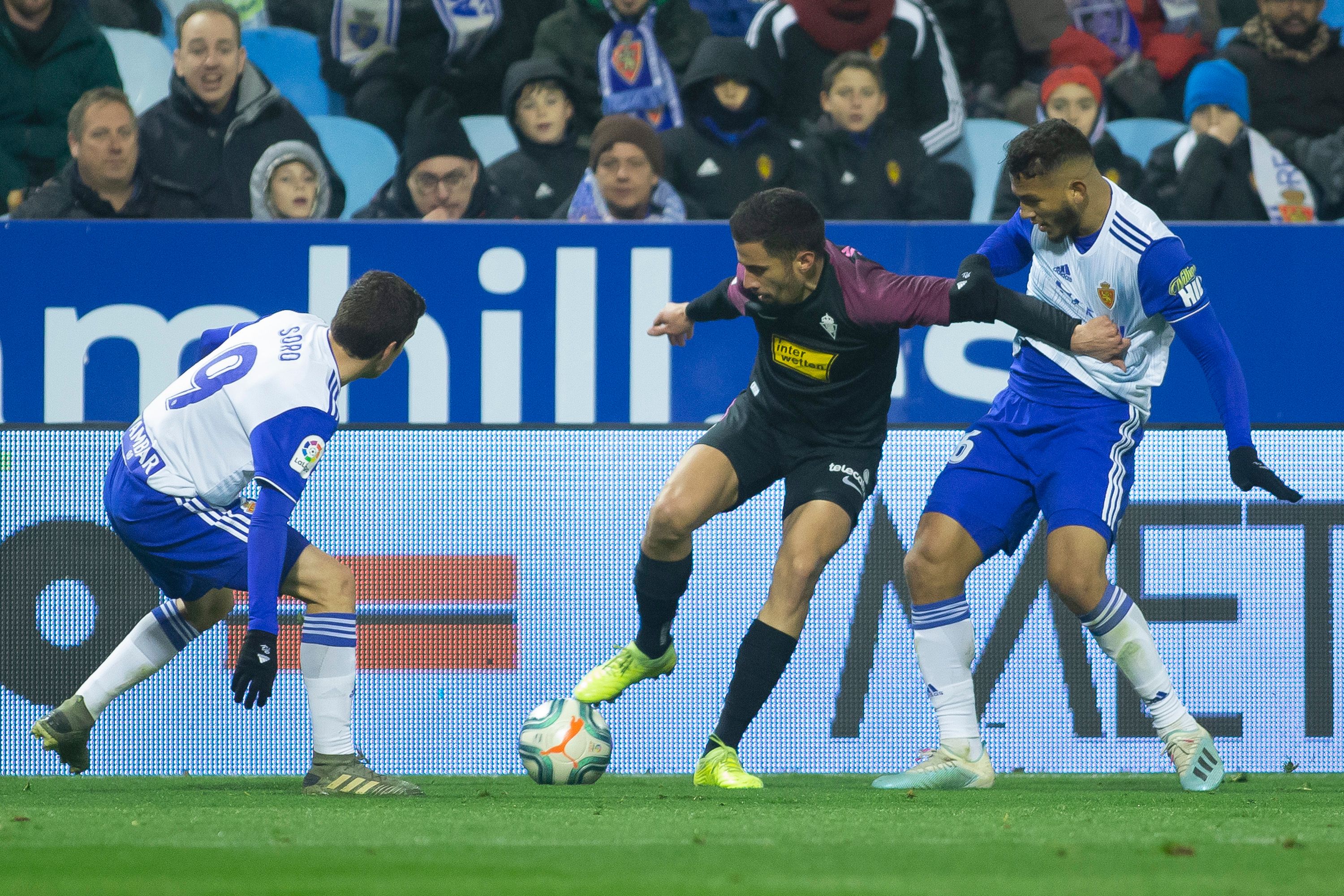 Hernán Santana protege el balón durante el Real Zaragoza-Sporting.